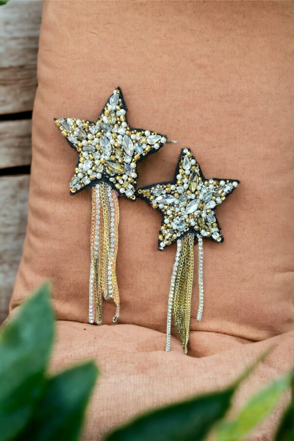 Blingy star brooch with chains