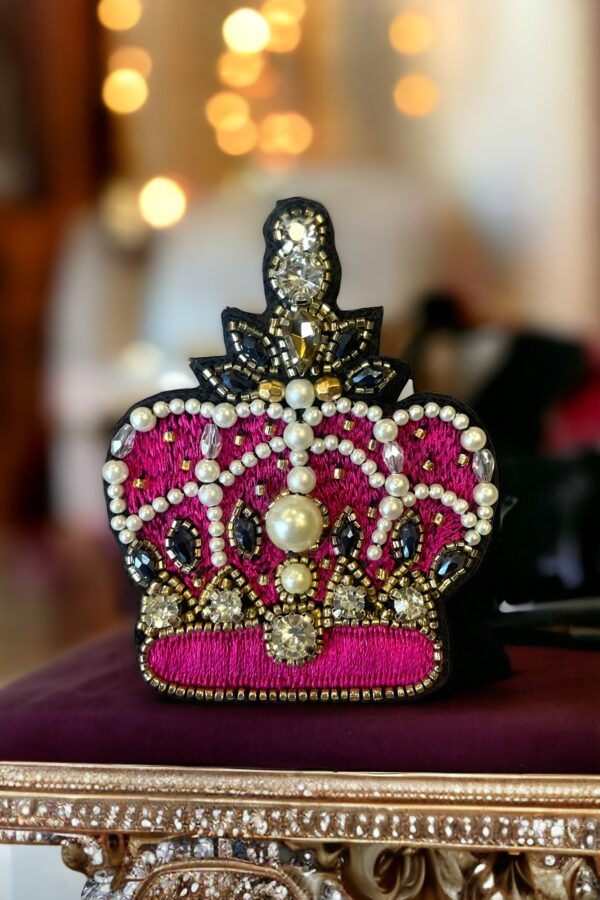 Queen’s crown brooch in pink