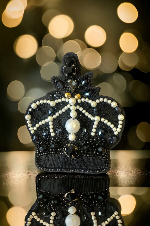 Queens brooch in black