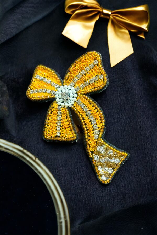 The cute bow brooch