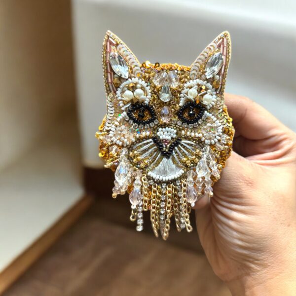 The meoow brooch