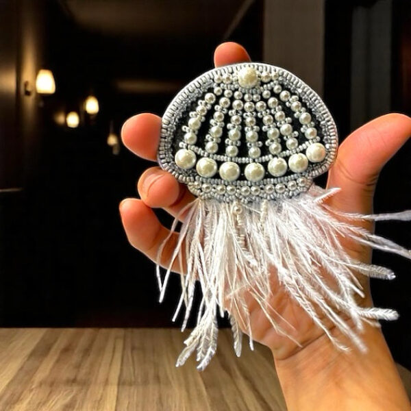 The jellyfish brooch - Image 3